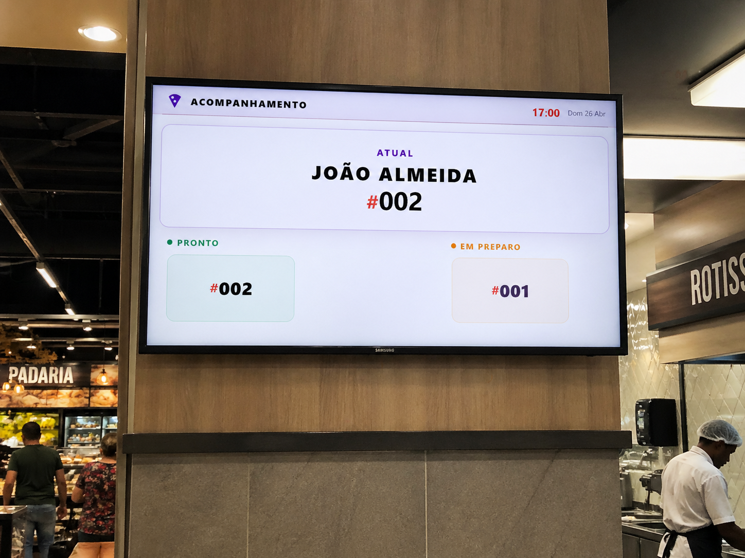 TV de acompanhamento BoxEats exibindo pedidos em preparo e prontos para retirada